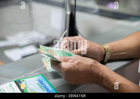 November 2018: 27.11.2018. San JosÃÂ, Costa Rica. INS, visita al Instituto Nacional de Seguros para observar el como va el cobro del Marchamo 2019. EN la Foto: Jose Antonio Araya, paga el marchamo los primeros dias. FotografÃÂ­a: Alejandro Gamboa Madrigal (Foto: © Alejandro Gamboa Madrigal/La Nacion Via ZUMA Press) Stockfoto