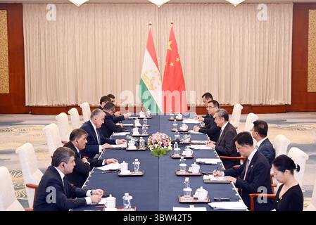 Tianjin, China. Juli 2025. Der chinesische Außenminister Wang Yi, auch Mitglied des Politbüros des Zentralkomitees der Kommunistischen Partei Chinas, trifft sich am 16. Juli 2025 mit dem Außenminister von Tadschikistan Sirojiddin Muhriddin in Tianjin, Nordchina. Quelle: Zhao Zishuo/Xinhua/Alamy Live News Stockfoto
