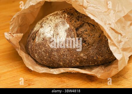 Sauerteig gesäuertes rundes Malzbrot mit verschiedenen Samen Stockfoto