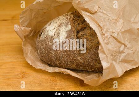 Sauerteig gesäuertes rundes Malzbrot mit verschiedenen Samen Stockfoto