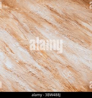 Orangefarbene Textur mit einer Struktur auf einer quadratischen Leinwand. Nahaufnahme des handgefertigten Kunstwerks. Abstrakter Hintergrund mit Acrylfarbe. Stockfoto