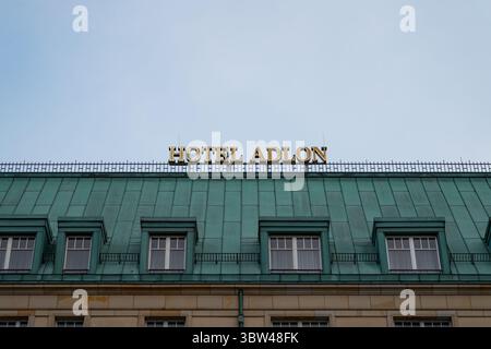 Hotel Adlon Logo-Schild auf der Fassade des Gebäudes in Berlin, Deutschland. Beleuchtete Namensschilder des Luxushotels Kempinski. Stockfoto