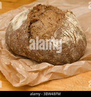 Sauerteig gesäuertes rundes Malzbrot mit verschiedenen Samen Stockfoto