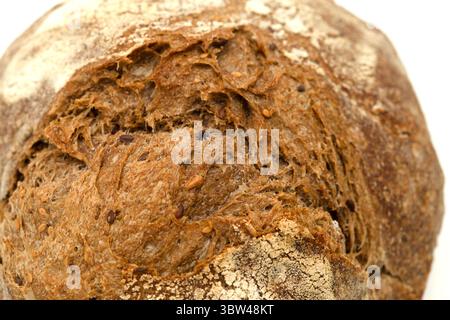 Sauerteig gesäuertes rundes Malzbrot mit verschiedenen Samen Stockfoto