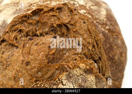 Sauerteig gesäuertes rundes Malzbrot mit verschiedenen Samen Stockfoto