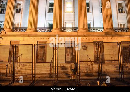 2. NOVEMBER 2020, Washington D.C., USA: WASHINGTON D.C., 2. NOVEMBER: Bauarbeiter bauen am 2. November 2020 in Washington D.C., in der Nacht vor den Präsidentschaftswahlen, einen Zaun, um den Umkreis um das Weiße Haus zu sichern. Foto: Chris TuiteImageSPACE (Foto: © Via ZUMA Wire) Stockfoto