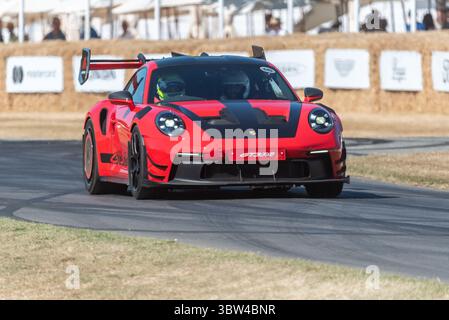 Porsche 911 GT3 RS mit Manthey Kit Sportwagen, der beim Goodwood Festival of Speed 2025 auf der Bergstrecke fährt Stockfoto