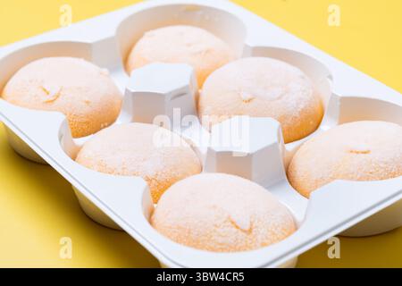 Japanische Mango-Eis-Mochi auf gelbem Hintergrund Stockfoto