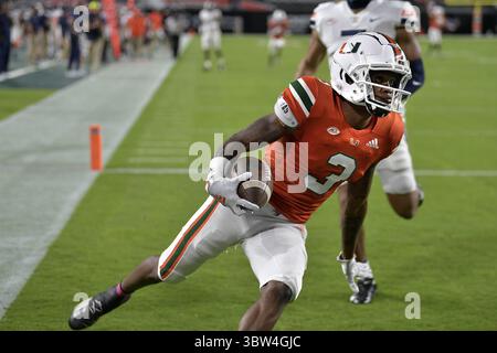 24. Oktober 2020, Miami Gardens, FL, USA: Miami Wide Receiver Mike Harley (3) holt am 24. Oktober 2020 im Hard Rock Stadium in Miami Gardens, Florida, einen Touchdown-Pass bei einem Sieg 19-14 gegen Virginia. (Kreditbild: © TNS via ZUMA Wire) Stockfoto
