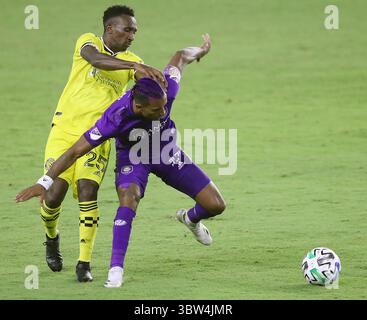 4. November 2020, Orlando, FL, USA: Harrison Afful (25) der Columbus Crew wirft Nani von Orlando City am Mittwoch, 4. November 2020, im Exploria Stadium in Orlando, Florida vom Ball. Orlando gewann mit 2:1, um einen Heimspielplatz in den Playoffs zu gewinnen. (Kreditbild: © TNS via ZUMA Wire) Stockfoto