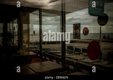 4. November 2020, Barcelona, Katalonien, Spanien: Zwei Männer picknicken am Strand von Barcelona vor einem Restaurant, das wegen der ständigen Ausbreitung des Coronavirus geschlossen wurde (Credit Image: © Matthias Oesterle/ZUMA Wire) Stockfoto