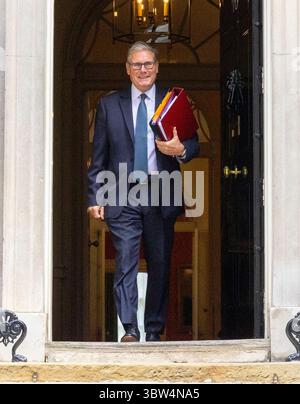 London, Großbritannien. Juli 2025. Premierminister Keir Starmer verlässt Downing Street 10, um ins Parlament zu gehen. Er wird Kemi Badenoch das letzte Mal vor der Sommerpause über den Versandkarton stellen. Quelle: Mark Thomas/Alamy Live News Stockfoto