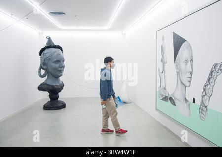 5. November 2020, Bangkok, Thailand: Ein Mann mit Gesichtsmaske schaut sich während der Ausstellung im Parq Klong Toey ein Gemälde an. Bangkok Art Biennale (BAB) ist ein halbjährliches Kunstfestival in der Hauptstadt Thailands im Herzen Bangkoks, in Galerien, öffentlichen Räumen, Tempeln und berühmten Wahrzeichen. Die Bangkok Art Biennale (BAB) wurde vom 29. Oktober 2020 bis zum 31. Januar 2021 begonnen. (Credit Image: © Peerapon Boonyakiat/SOPA Images via ZUMA Wire) Stockfoto