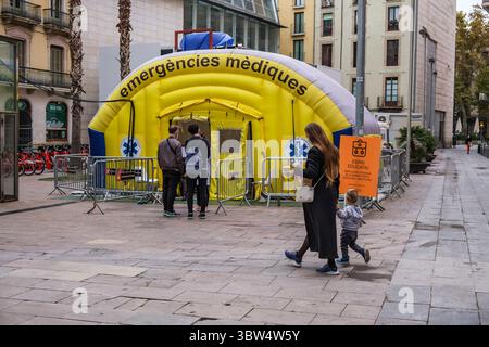 6. November 2020, Barcelona, Spanien: Auf dem Platz Joaquim Xirau befindet sich eine Notfalleinrichtung für die Entnahme von COVID-Proben. Aufgrund der zweiten Welle von COVID-19-Infektionen ist Barcelona weiterhin mit den meisten Einrichtungen für die Öffentlichkeit geschlossen, viele von ihnen sind ohne kommerzielle Tätigkeit auf dem Mietmarkt verfügbar. (Credit Image: © Paco Freire/SOPA Images via ZUMA Wire) Stockfoto