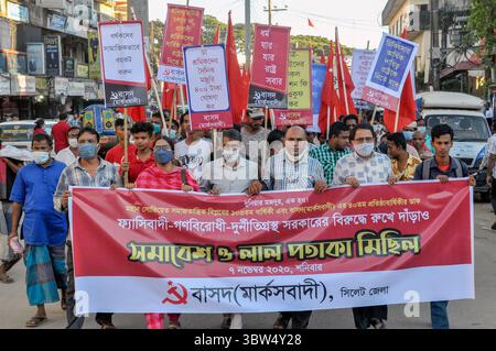 7. November 2020: Kundgebung und Prozession aus Anlass des 103. Jahrestages der Großen Sozialistischen Sowjetrevolution und des 40. Gründungsjubiläums des marxistischen Bezirks Sylhet (Credit Image: © MD Rafayat Haque Khan/ZUMA Wire) Stockfoto