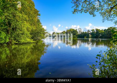 Blick auf den grünen Teich in Glücksburg und die umliegende Natur. Stockfoto