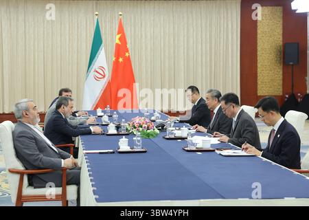 Tianjin. Juli 2025. Der chinesische Außenminister Wang Yi, auch Mitglied des Politbüros des Zentralkomitees der Kommunistischen Partei Chinas, trifft sich am 16. Juli 2025 mit dem iranischen Außenminister Seyed Abbas Araghchi in Tianjin, Nordchina. Quelle: Xinhua/Alamy Live News Stockfoto