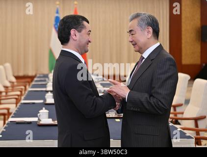Tianjin, China. Juli 2025. Der chinesische Außenminister Wang Yi, auch Mitglied des Politbüros des Zentralkomitees der Kommunistischen Partei Chinas, trifft sich am 16. Juli 2025 mit dem usbekistinischen Außenminister Bakhtiyor Saidov in Tianjin, Nordchina. Quelle: Li Ran/Xinhua/Alamy Live News Stockfoto