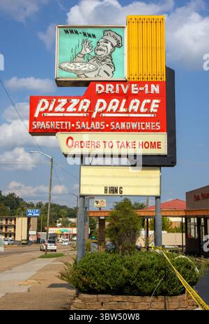 Drive-in Pizza Palace-Schild in Knoxville, Tennessee – Retro-Neon-Charme, in dem Scheiben und Nostalgie seit den 1960er Jahren serviert werden Stockfoto