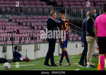 7. November 2020, Barcelona, Spanien: Ronald Koeman vom FC Barcelona mit Sergio Busquets vom FC Barcelona während des Liga-Santander-Spiels zwischen dem FC Barcelona und Real Betis Balompie im Camp Nou in Barcelona, Spanien. (Bild: © David Ramirez/DAX via ZUMA Wire) Stockfoto