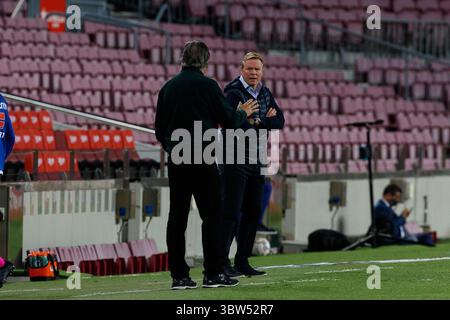 7. November 2020, Barcelona, Spanien: Ronald Koeman vom FC Barcelona mit Manuel Pellegrini von Real Betis Balompie während des Liga-Santander-Spiels zwischen dem FC Barcelona und Real Betis Balompie im Camp Nou in Barcelona, Spanien. (Bild: © David Ramirez/DAX via ZUMA Wire) Stockfoto