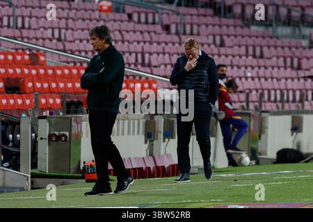 7. November 2020, Barcelona, Spanien: Ronald Koeman vom FC Barcelona mit Manuel Pellegrini von Real Betis Balompie während des Liga-Santander-Spiels zwischen dem FC Barcelona und Real Betis Balompie im Camp Nou in Barcelona, Spanien. (Bild: © David Ramirez/DAX via ZUMA Wire) Stockfoto