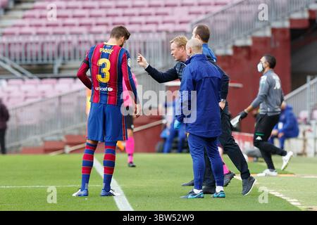 7. November 2020, Barcelona, Spanien: Ronald Koeman vom FC Barcelona mit Gerard Pique vom FC Barcelona während des Liga Santander Spiels zwischen dem FC Barcelona und Real Betis Balompie im Camp Nou in Barcelona. (Bild: © David Ramirez/DAX via ZUMA Wire) Stockfoto
