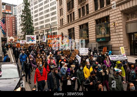 7. November 2020, Seattle, Washington, USA: Demonstranten marschieren während der „Our Work Continuous: Protect Every Person“-Kundgebung und des marsches, die am 7. November 2020 in Seattle, Washington, zur Rassengerechtigkeit, zur Auszählung aller Stimmen und mehr aufrief. An dem Tag, an dem Joe Biden zum Präsidenten gewählt wurde, stellte die Trump-Kampagne die Ergebnisse weiter in Frage. (Bild: © David Ryder/ZUMA Wire) Stockfoto