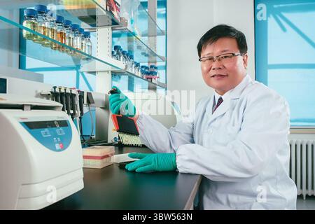 Tianjin. Juli 2025. Dieses undatierte Aktenfoto zeigt Yuan Yingjin, einen Akademiker der Chinesischen Akademie der Wissenschaften, der für ein Foto an der Tianjin Universität in Tianjin, Nordchina, posiert. Ein chinesisches Forscherteam hat einen bedeutenden Sprung auf dem Gebiet der synthetischen Biologie gemacht, indem es große menschliche DNA präzise synthetisiert und zusammensetzt und erfolgreich über verschiedene Arten hinweg transferiert.UM MIT „Chinesische Wissenschaftler erreichen Durchbruch in der menschlichen DNA-Assemblierung, artenübergreifender Transfer“ Credit: Xinhua/Alamy Live News zu GEHEN Stockfoto