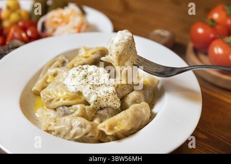 Leckere Xingal Fleisch Mahlzeit mit Joghurt, unter mit Gabel Stockfoto