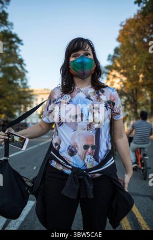 7. November 2020, Washington, District of Columbia, USA: Eine Frau mit dem Support-T-Shirt von Bidenâ posiert zum Fotografieren, während sie den Wahlsieg des designierten US-Präsidenten Joe Biden feiert. Laut mehreren Nachrichtenagenturen besiegte der Präsidentschaftskandidat Joe Biden den amtierenden US-Präsidenten Donald Trump, um 46. Präsident der Vereinigten Staaten zu werden. (Bild: © Probal Rashid/ZUMA Wire) Stockfoto