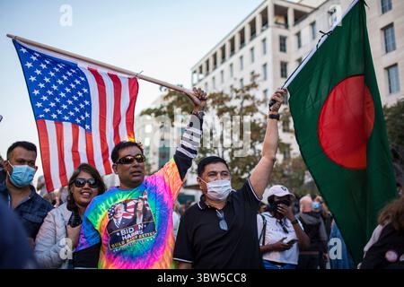 7. November 2020, Washington, District of Columbia, USA: Bangladeschische Immigranten, die in der Nähe des Weißen Hauses eine Bangladesch- und US-Flagge schwenken, während sie den Wahlsieg des designierten US-Präsidenten Joe Biden feiern. Laut mehreren Nachrichtenagenturen besiegte der Präsidentschaftskandidat Joe Biden den amtierenden US-Präsidenten Donald Trump, um 46. Präsident der Vereinigten Staaten zu werden. (Bild: © Probal Rashid/ZUMA Wire) Stockfoto