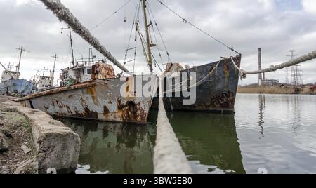 Ein altes Schiff ohne Menschen lief während des Krieges mit Russland in der Ukraine auf Grund Stockfoto