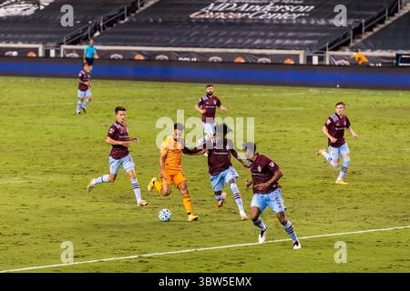 November 2020, Houston, Texas, USA: 08. NOVEMBER 2020: Houston Dynamo Mittelfeldspieler Niko Hansen (12) tritt den Ball unter Druck von Colorado Rapids Verteidiger Lalas Abubakar (6), Verteidiger Auston Trusty (5) und Mittelfeldspieler Cole Bassett (26) während der zweiten Halbzeit im BBVA Stadium in Houston, Texas. Obligatorische Anrechnung: Maria Lysaker / ZUMA Press. (Bild: © Maria Lysaker/ZUMA Wire) Stockfoto