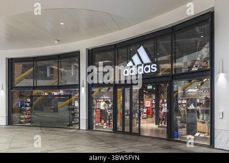 Adidas Store in der O2 Arena in London bietet legendäre Sportbekleidung, elegantes Einzelhandelsdesign und lebendige Ladenpräsentationen. London, UK, 29. Juni 2023 Stockfoto