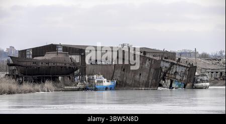 Ein altes Schiff ohne Menschen lief während des Krieges mit Russland in der Ukraine auf Grund Stockfoto