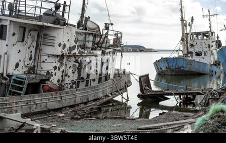 Ein altes Schiff ohne Menschen lief während des Krieges mit Russland in der Ukraine auf Grund Stockfoto