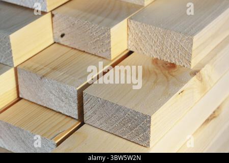 Die Holzstäbe werden in einem Stapel gestapelt. Sägen Trocknen und Vermarktung von Holz. Industrieller Hintergrund. Nahaufnahme der Baumaterialien. Werbefoto Stockfoto