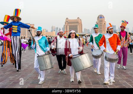 EID AL-ADHA 2025 FEIER IN DOHA EID AL-ADHA 2025 FEIER IN DOHA Künstler treten im Katara Cultural Village am ersten Tag des Eid al-Adha Urlaubs in Doha, Katar, am 6. Juni 2025 auf. Muslime auf der ganzen Welt feiern Eid al-Adha, das das Ende der jährlichen Pilgerreise in die heilige Stadt Saudi-Arabien Mekka markiert und die Bereitschaft Abrahams gedenkt, seinen Sohn Gott zu opfern DOHA Katar Copyright: XNOUSHADx DOHA Katar Copyright: XIMAGO/NOUSHADx imago Imago Imago Images 1062797630 Stockfoto