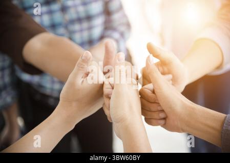 Die Leute halten sich in der Teamarbeitsgruppe hoch. Mitarbeiter- und Geschäftskonzept. Thema Zusammenarbeit und Start-up Stockfoto