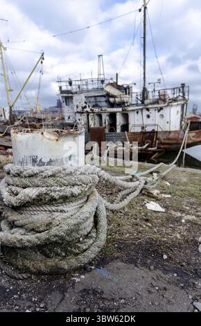 Ein altes Schiff ohne Menschen lief während des Krieges mit Russland in der Ukraine auf Grund Stockfoto