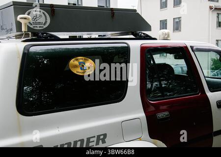 Reykjavik, Island - 12. Juli 2025: Nahaufnahme des Autofensters mit einem unverwechselbaren Aufkleber Stórferð 2022 Skagafjörður Stockfoto