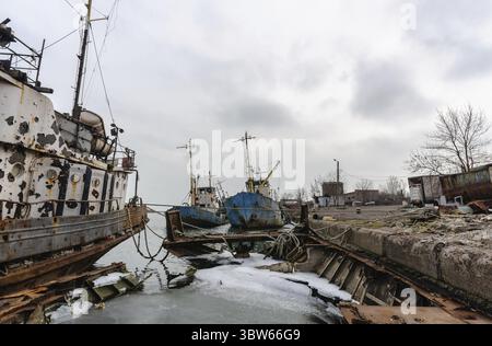 Ein altes Schiff ohne Menschen lief während des Krieges mit Russland in der Ukraine auf Grund Stockfoto
