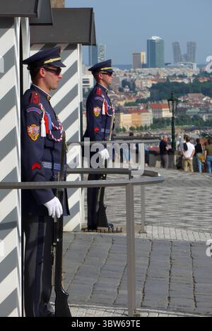 Wachposten in Paradeuniform vor der Prager Burg Tschechien. *** Wachen in Paradeuniform vor der Prager Burg Tschechien Stockfoto