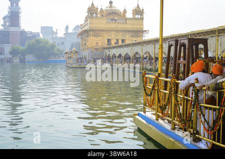Amritsar, Indien - 16. MAI 2016: Menschen stehen in einer Reihe am Eingang in der Nähe von Sri Harmandir Sahib oder dem Goldenen Tempel Teich in Amritsar, Indien. Goldener Tempel Stockfoto