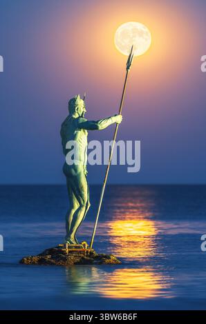 Statue des Neptun, der Trident hält, mit Vollmond-Dämmerung über dem Meereshorizont im Hintergrund, Strandresort-Komplex St. Konstantin und Helena, Var Stockfoto