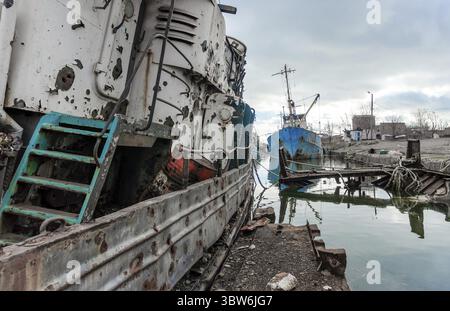Ein altes Schiff ohne Menschen lief während des Krieges mit Russland in der Ukraine auf Grund Stockfoto