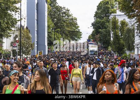 Ein lebhafter Blick auf den Notting Hill Carnival zeigt die Energie der Menge, die die karibische Kultur feiert. London, UK, 28. August 2023 Stockfoto