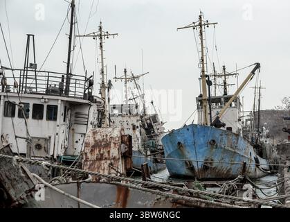Ein altes Schiff ohne Menschen lief während des Krieges mit Russland in der Ukraine auf Grund Stockfoto