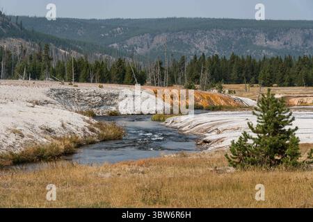 15. September 2020, Yellowstone National Park, Wyoming, Vereinigte Staaten: Heißes Wasser aus Sunset Lake mit Matten von bunten thermophilen Bakterien fließt in den Iron Spring Creek im Black Sand Basin des Yellowstone National Park. (Kreditbild: © Jon G. Fuller/VW Pics via ZUMA Wire) Stockfoto